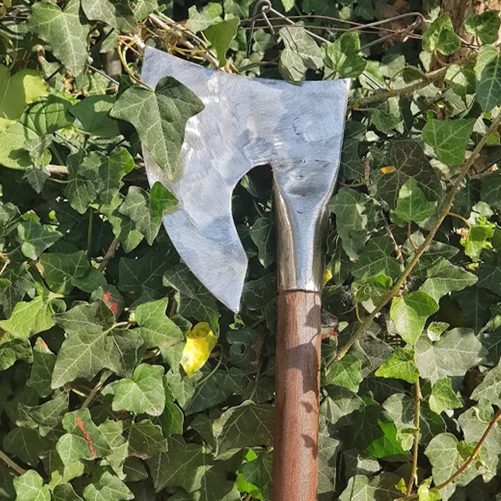 Streitaxt mit breitem Blatt vor Efeu