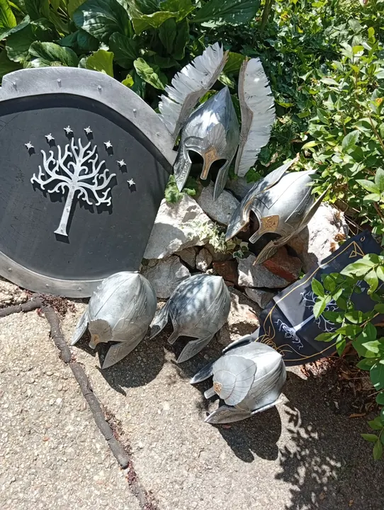 Gondorischer Schild mit dem Weißen Baum und Helme in einem Garten