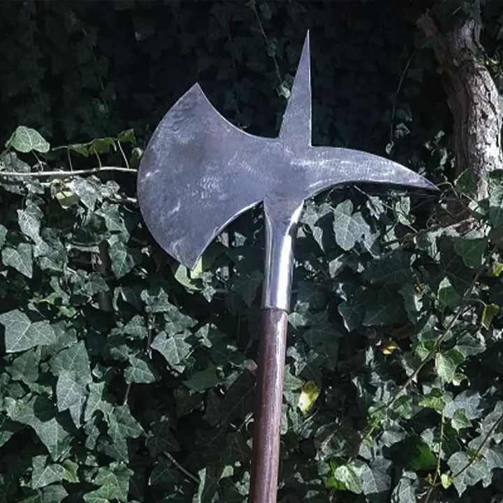 Hellebarde vor Efeu