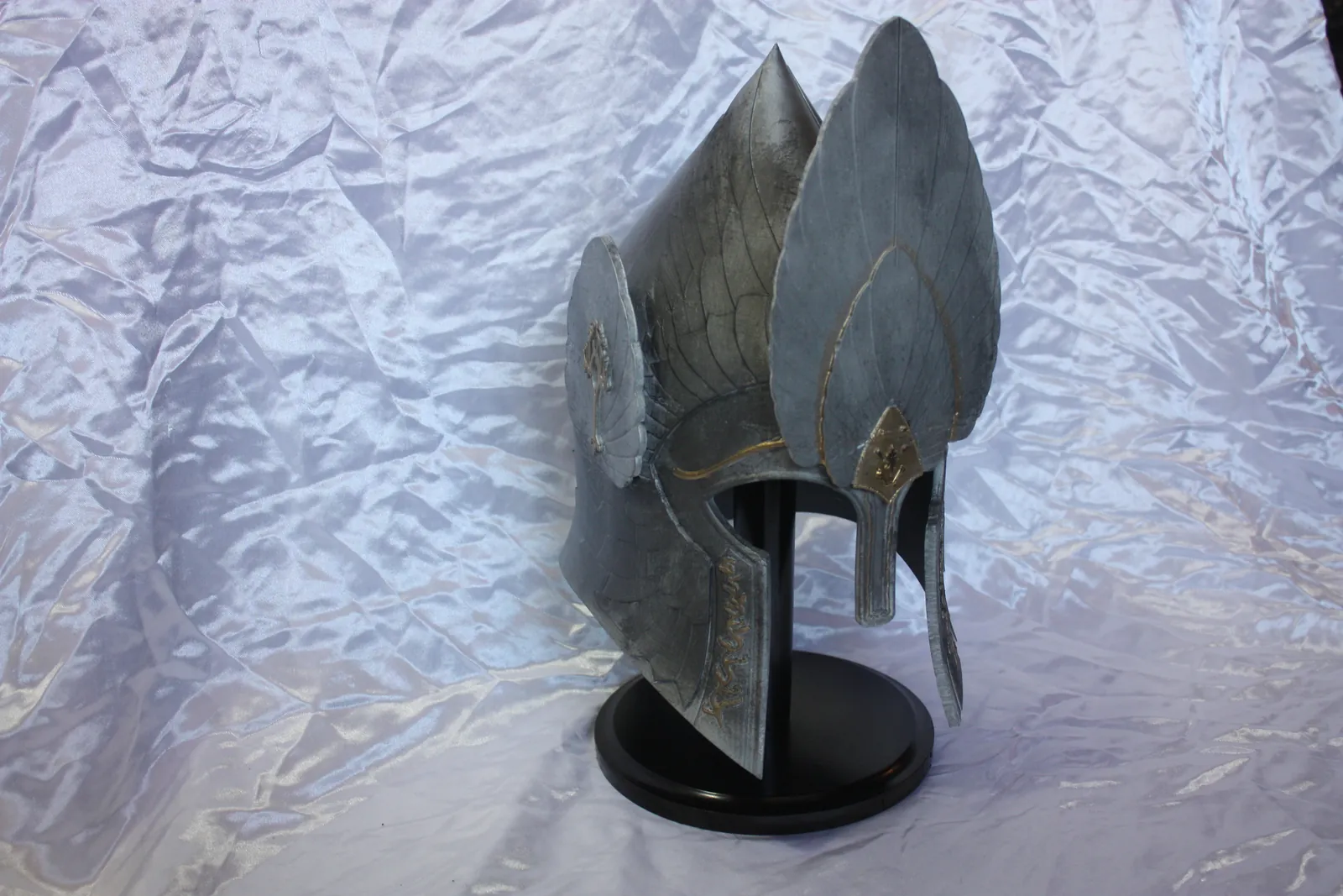Casque du Gondor à plaques ailées, vue de trois quarts
