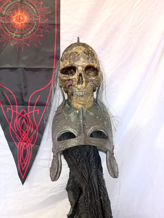 Helm mit Schädel und metallischer Gesichtsplatte, von vorn
