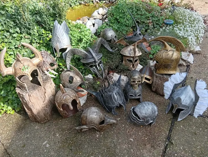 Eine Sammlung von Fantasy-Helmen in einem steinernen Innenhof