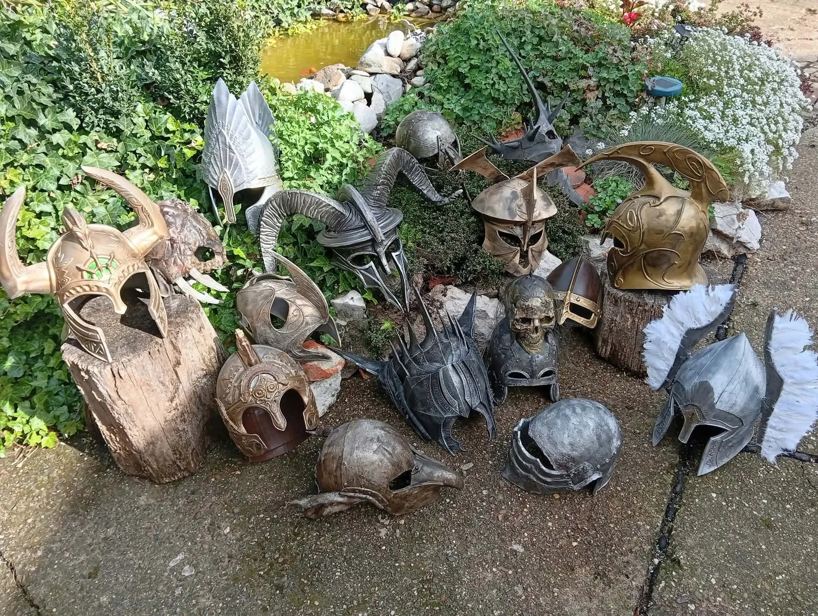 Une collection de casques fantasy disposée dans une cour pavée