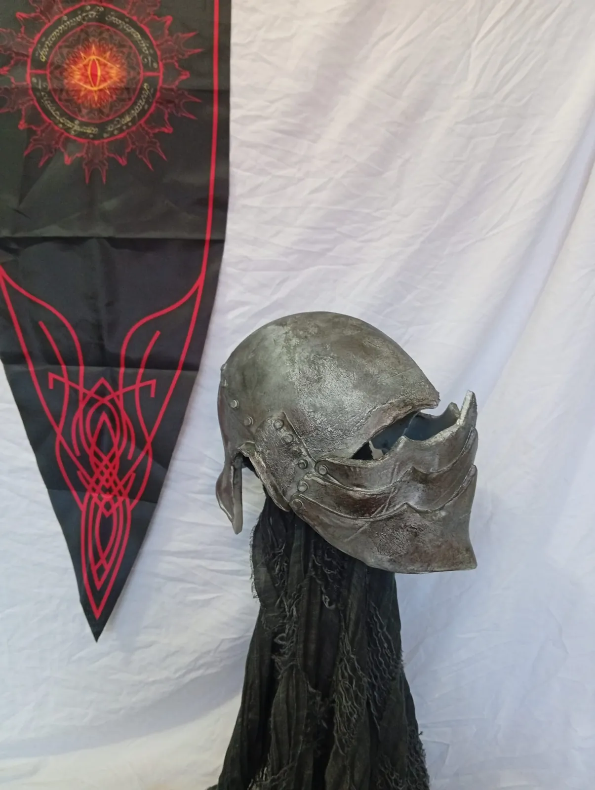 Casque d’orque à visière dentelée, vue de trois quarts