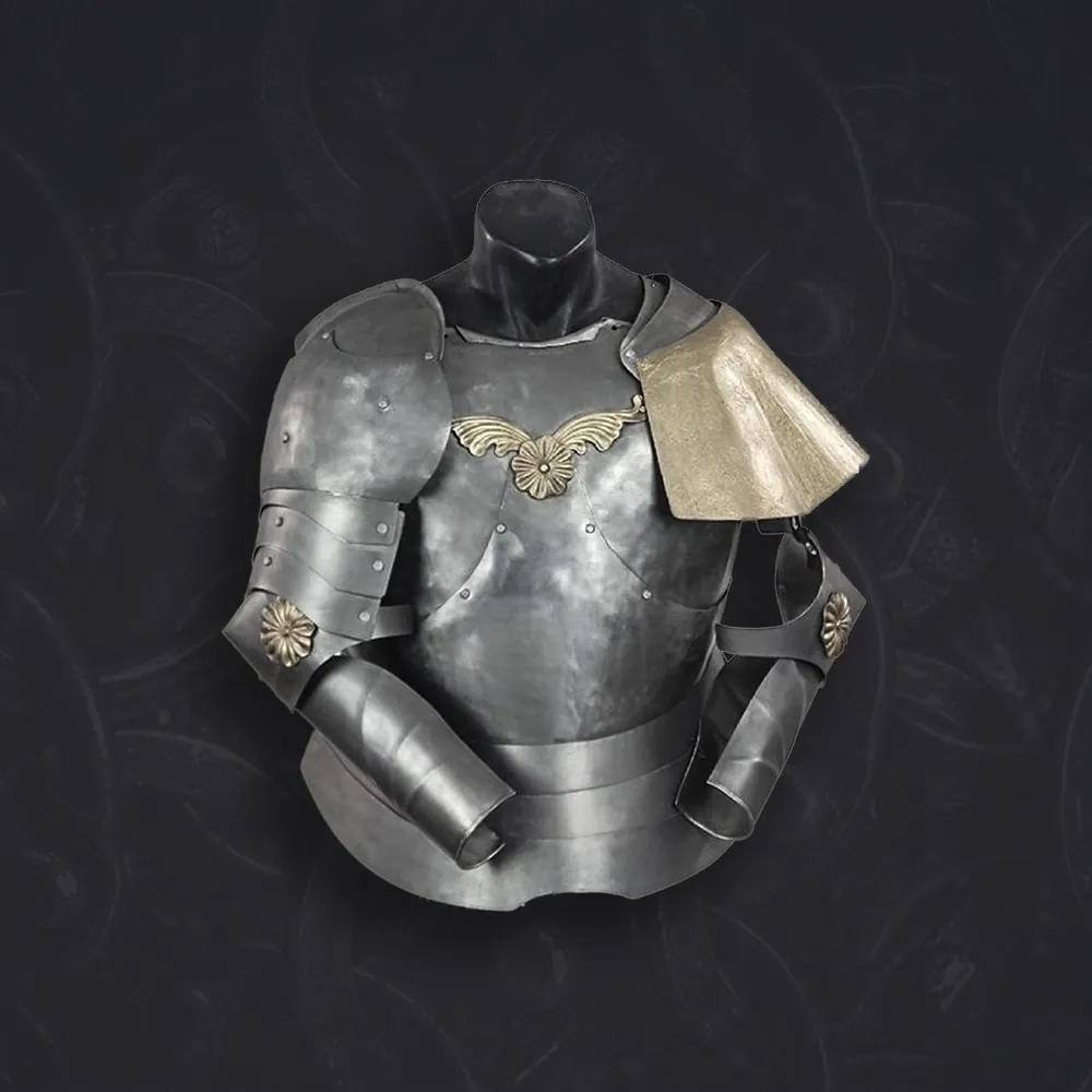 Cuirasse avec épaulières et ornement doré