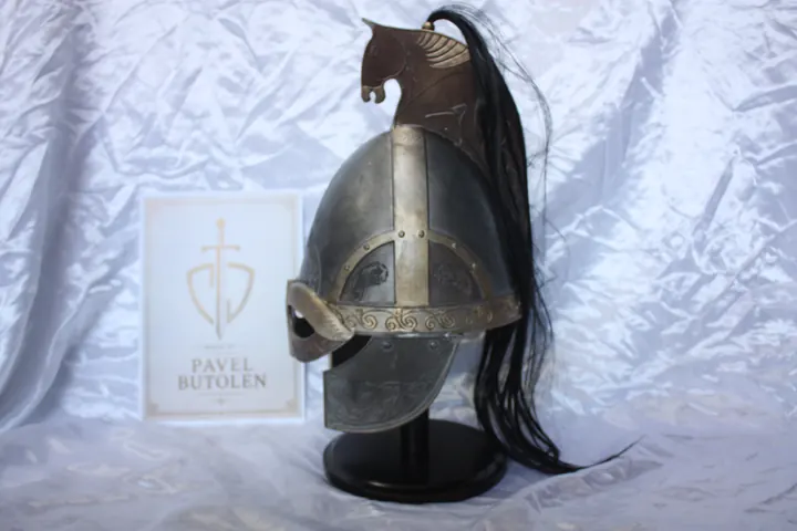 Rohan-Helm mit schwarzer Mähne im Profil