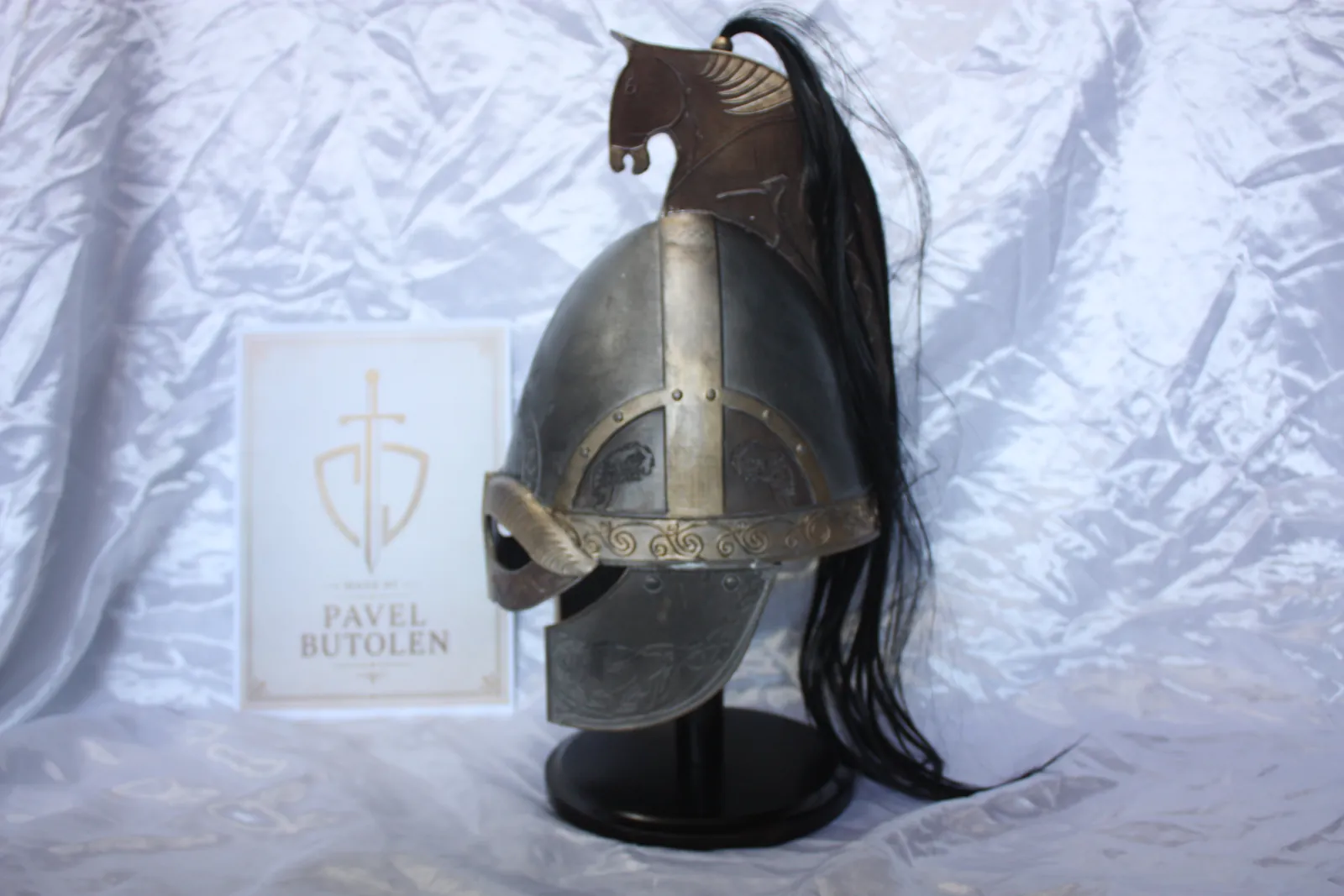Rohirrim helmet with a black mane in profile