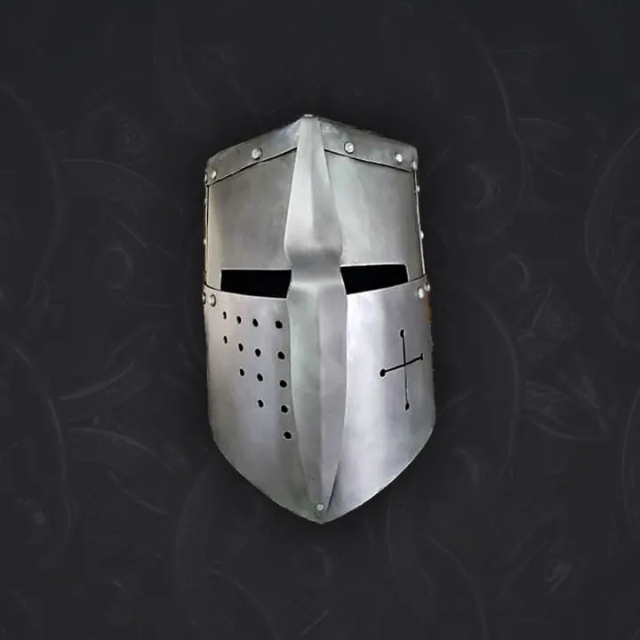 Großer geschlossener Topfhelm mit Kreuz