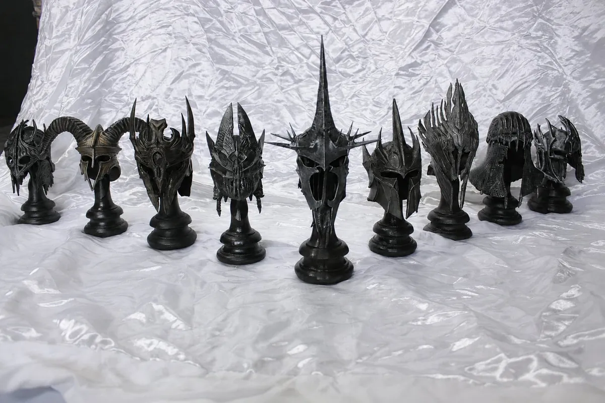 Ensemble de casques fantasy sombres sur supports, réalisé par Pavel Butolen