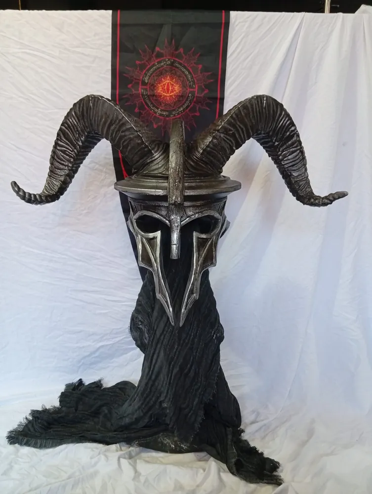 Casque fantasy à grandes cornes avec une cape sombre, réalisé par Pavel Butolen