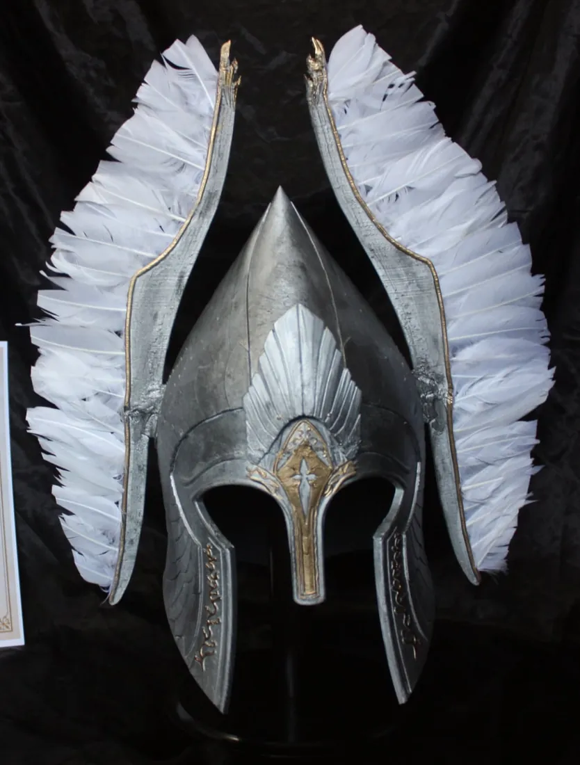 Casque ailé et cuirasse ornée avec une cape, réalisés par Pavel Butolen