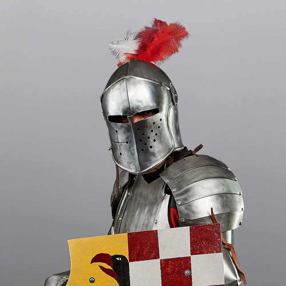 Chevalier en armure de plates avec un bouclier échiqueté, réalisé par Pavel Butolen