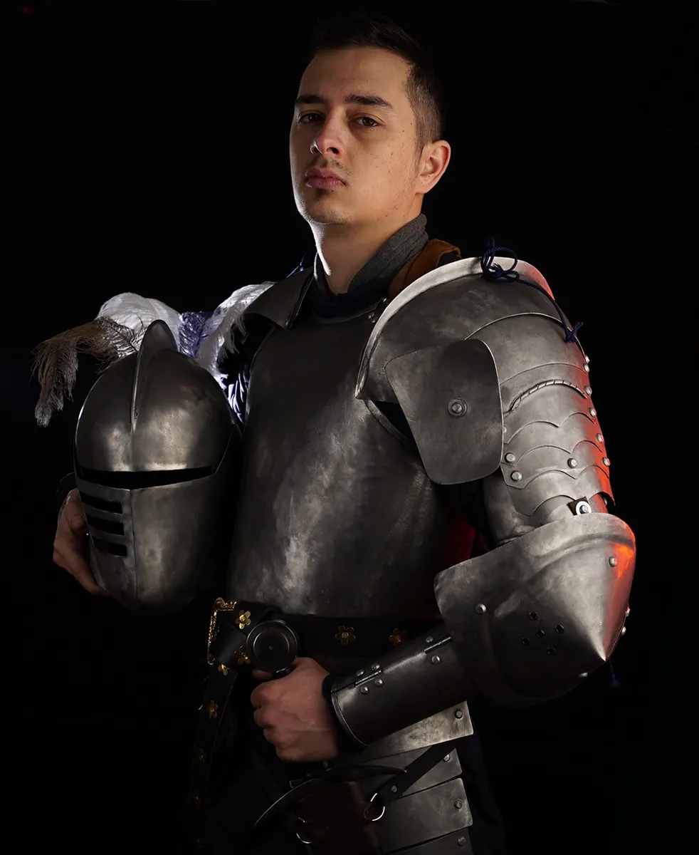 Pavel Butolen dans une armure de sa fabrication, casque à la main