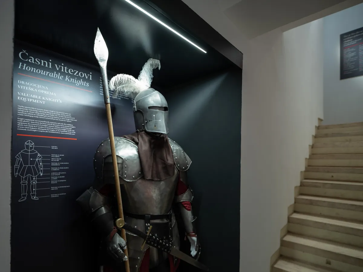 Ritterrüstung mit Lanze in einer Museumsausstellung